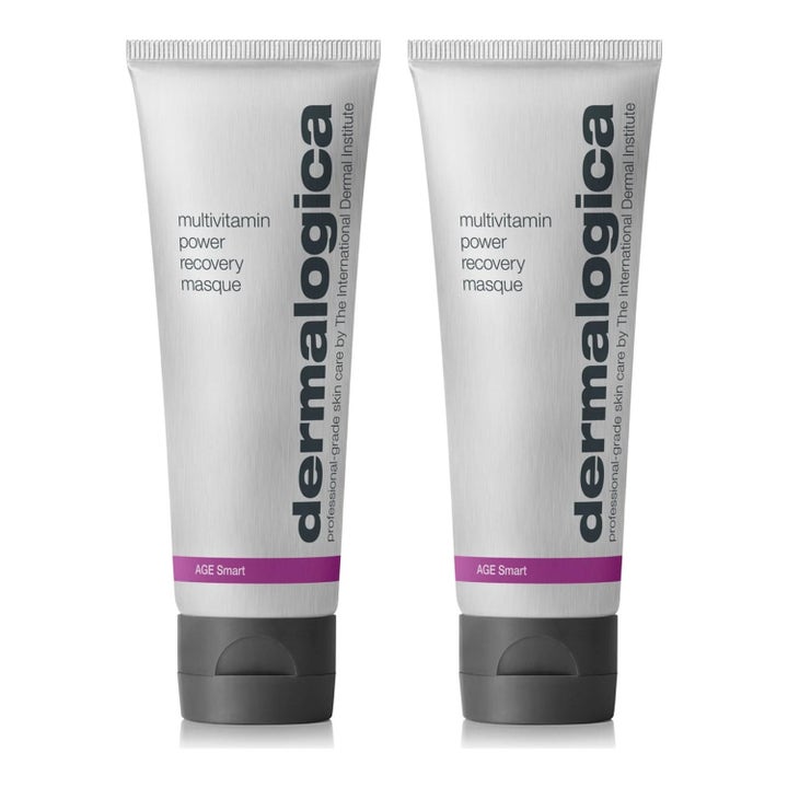 Dermalogica Multivitamin Power Recovery Masque kaksi elvyttävää kasvonaamiota hopeisissa tuubeissa joissa on liila raita.