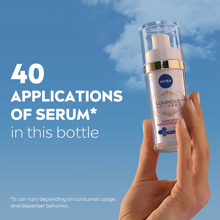 NIVEA Luminous630 Anti Dark-Spot Serum 30 ml seerumi häivyttää läiskiä. Käsi pitelee pulloa taivasta vasten. 40 käyttökertaa.