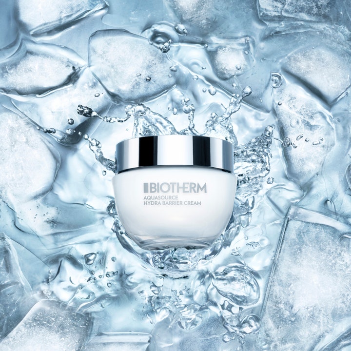 Biotherm Aquasource Hydra Barrier Moisturizing Cream 75 ml kosteuttava kasvovoide jääpalojen ja veden keskellä.