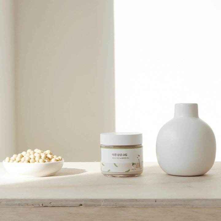 Round Lab Soybean Nourishing Cream 80 ml ravitseva kasvovoide purkissa soijapapujen ja valkoisen maljakon kera