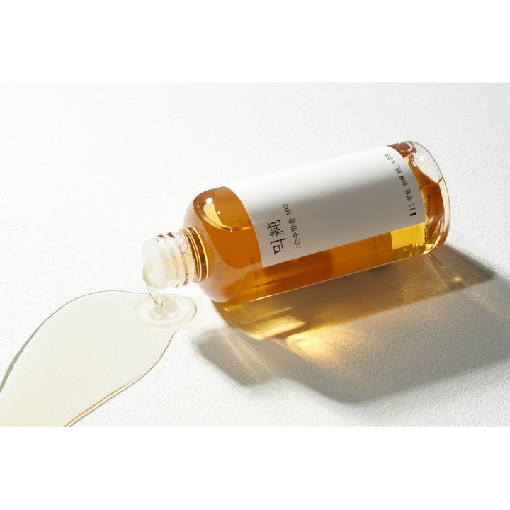 Mixsoon Heartleaf Essence 100 ml rauhoittava hoitoneste meripihkanvärinen neste valuu pullosta valkoiselle alustalle