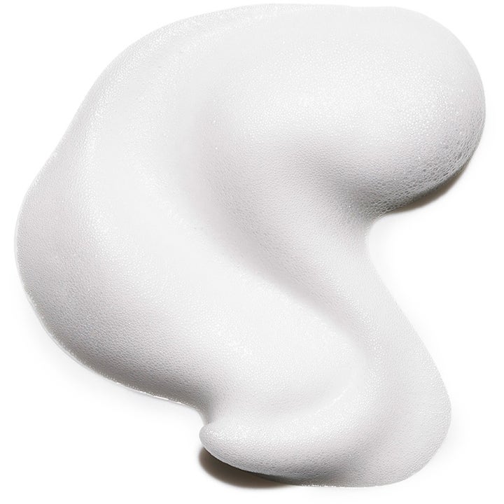 Exuviance Age Reverse BioActiv Wash 125 ml puhdistusvaahto on koostumukseltaan pehmeää ja valkoista.