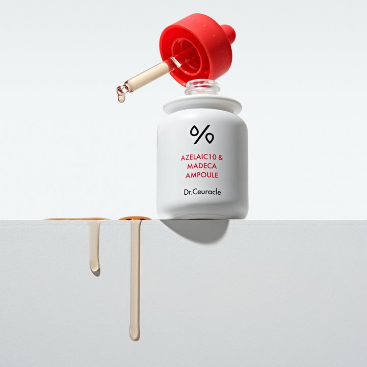 Dr. Ceuracle Azelaic 10 & Madeca Ampoule 30 ml rauhoittava seerumi, punainen korkki ja pipetistä valuva vaalea koostumus.