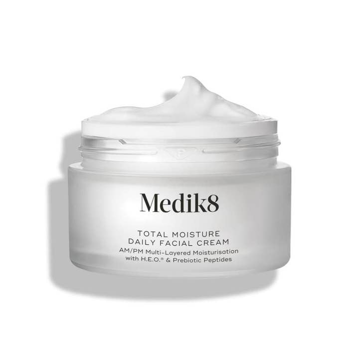 Medik8 Total Moisture Daily Facial Cream 50ml syväkosteuttava kasvovoide täyteläisenä tekstuurina huurteisessa purkissa
