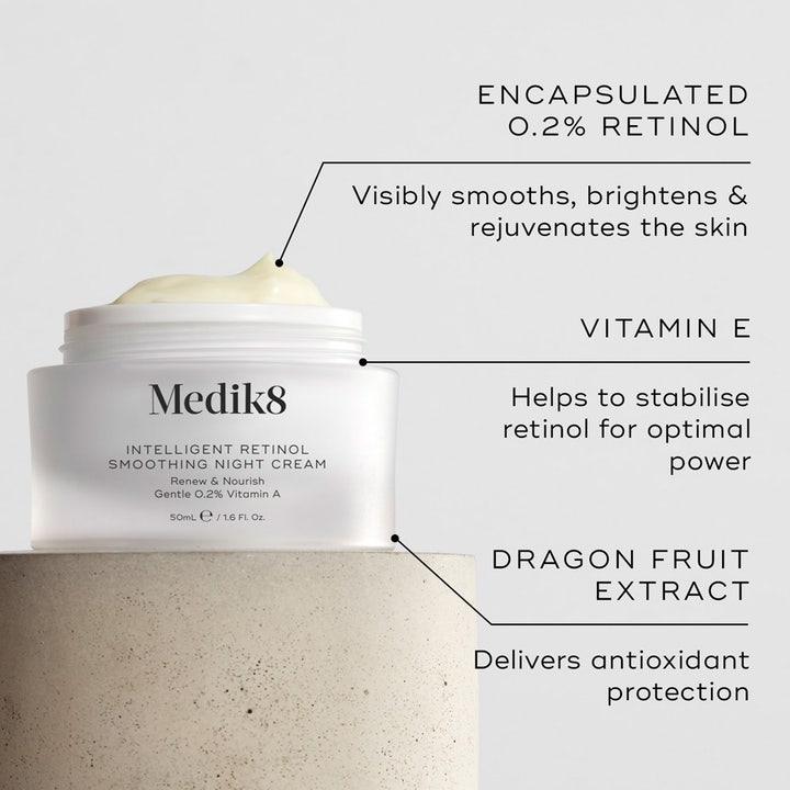 Medik8 Intelligent Retinol Smoothing Night Cream 50 ml silottaa ihoa sisältäen retinolia ja E-vitamiinia.