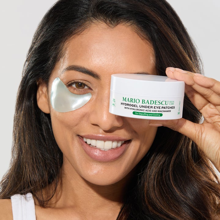 Mario Badescu Hydrogel Under Eye Mask 60 kpl virkistää silmänympäryksiä mallin kasvoilla ja valkoisessa purkissa.