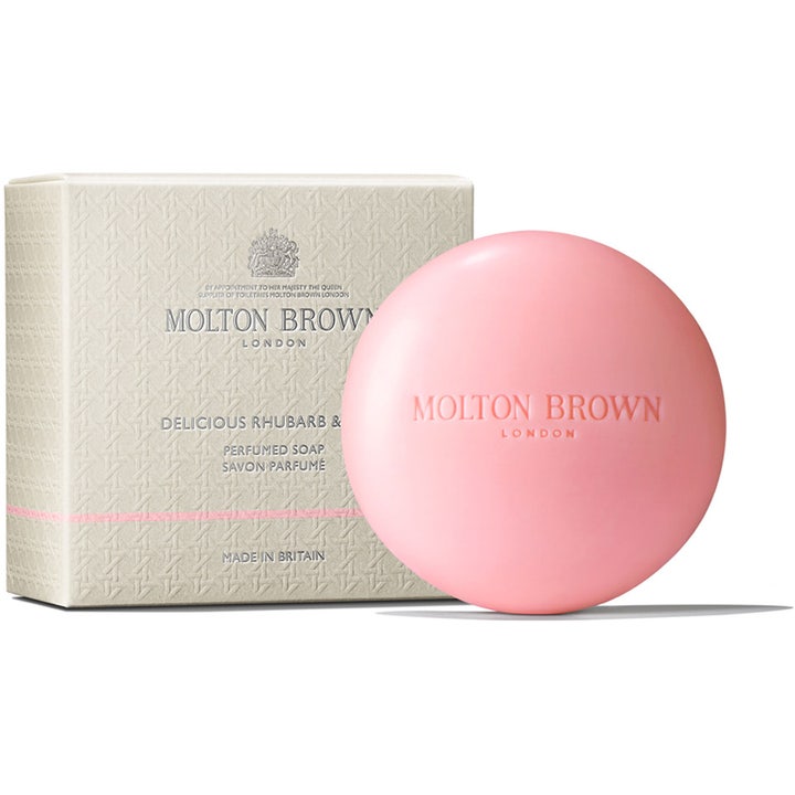 Molton Brown Delicious Rhubarb & Rose Perfumed Soap 150 g on vaaleanpunainen pyöreä palasaippua ja kuvioitu pakkaus.