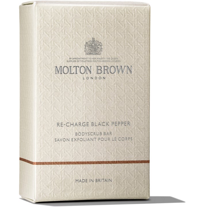 Molton Brown Re-charge Black Pepper Bodyscrub Bar 250 g kuoriva vartalosaippua kuvioidussa pahvipakkauksessa.