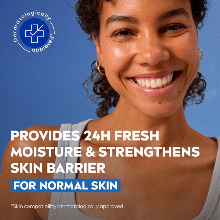 Nivea Refreshing Day Cream 50 ml kosteuttava päivävoide hymyilevän naisen kasvoilla sinisellä taustalla.