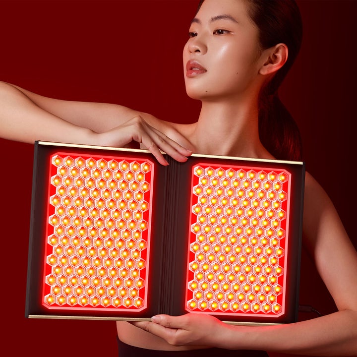FAQ Swiss FAQ Dual Led Panel 1 kpl LED-valohoitolaite nainen pitelee punaista valoa säteilevää hunajakennopaneelia