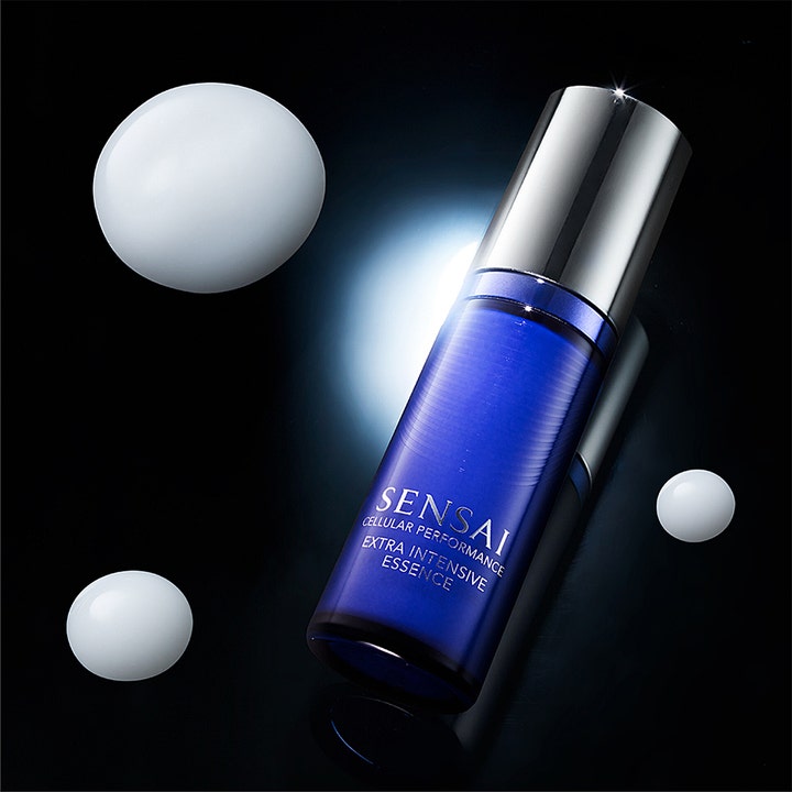 Sensai Cellular Performance Extra Intensive Essence 40 ml elvyttävä seerumi sinisessä lasipullossa