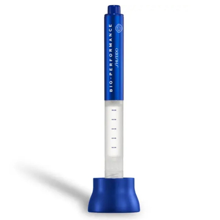 Shiseido Bio-Performance kiinteyttävä seerumi kynämäisessä sinisessä pakkauksessa, jossa on kirkas säiliö.