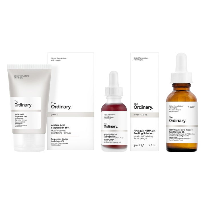 The Ordinary ihonhoitosetti 3x30ml kirkastaa ihoa valkoisessa tuubissa sekä punaisessa ja ruskeassa pipettipullossa.