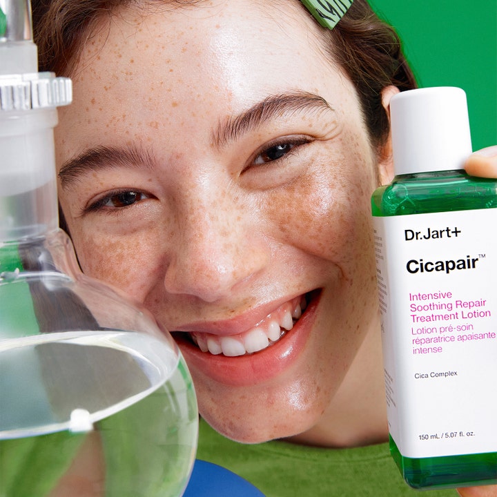 Dr.Jart+ Cicapair Intensive Soothing Repair Treatment Lotion 150 ml rauhoittava kasvovesi vihreässä pullossa henkilöllä.