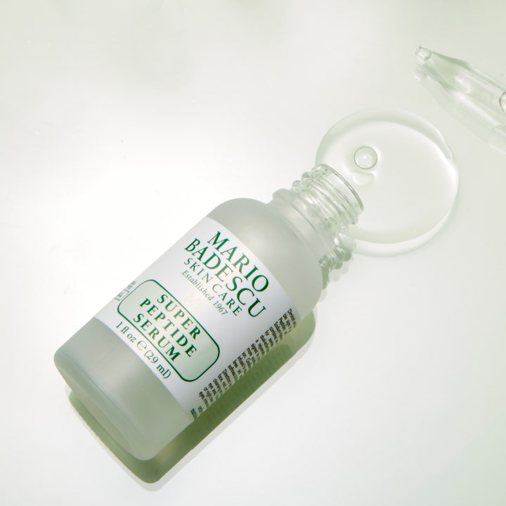 Mario Badescu Super Peptide Serum 29 ml silottava kasvoseerumi huurteisessa lasipullossa ja valuvaa kirkasta nestettä