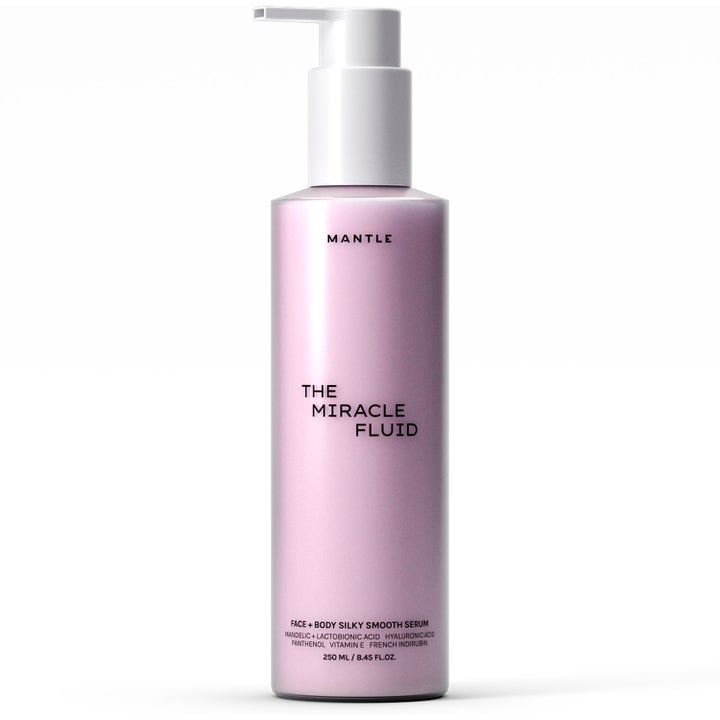 Mantle The Miracle Fluid 250 ml silottava seerumi sisältää hyaluronihappoa vaaleanpunaisessa pumppupullossa.