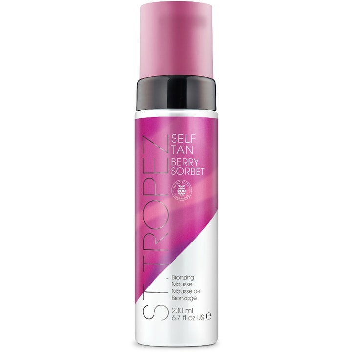St. Tropez Self Tan Berry Sorbet 200 ml päivetystä antava itseruskettava vaahto liilalla etiketillä ja vaaleanpunaisella korkilla.