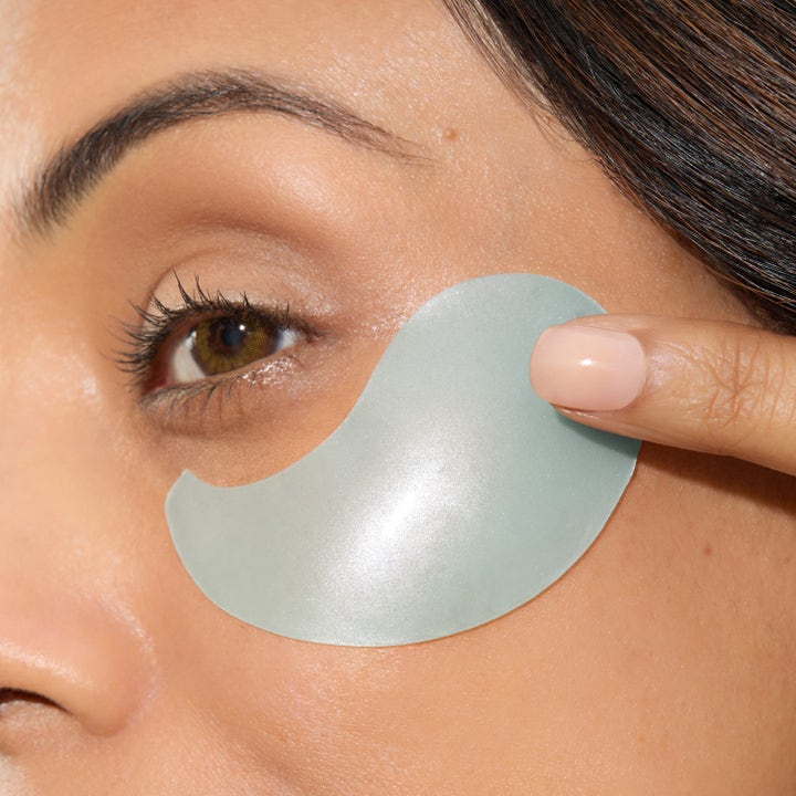 Mario Badescu Hydrogel Under Eye Mask 60 kpl kosteuttava silmänympärysnaamio vaaleanvihreä hohtava lappu iholla