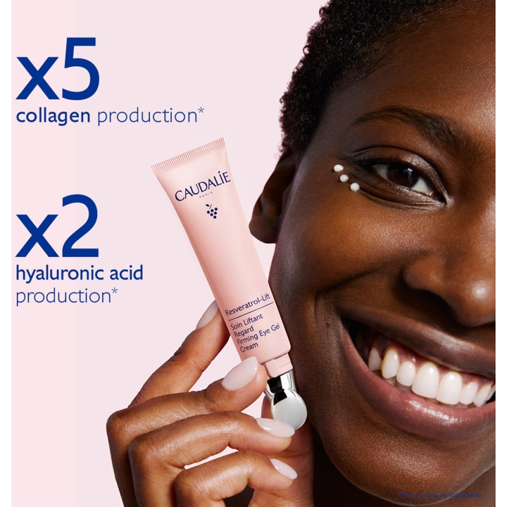 Caudalie Resveratrol-Lift Firming Eye Gel Cream 15 ml kiinteyttävä silmänympärysvoide ja vaaleanpunainen tuubi naisen kasvoilla.