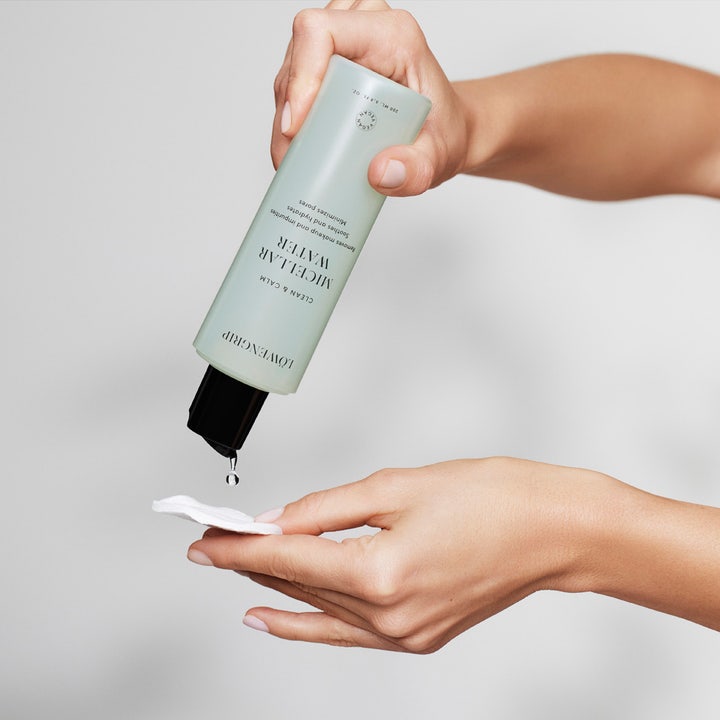 Löwengrip Clean & Calm Micellar Water 230 ml rauhoittava misellivesi vihreässä pullossa annosteltuna vanulapulle.