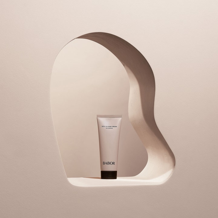 Babor Soul & Body Hand Cream 75 ml kosteuttava käsivoide beigessä tuubissa tyylikkäässä taustassa.