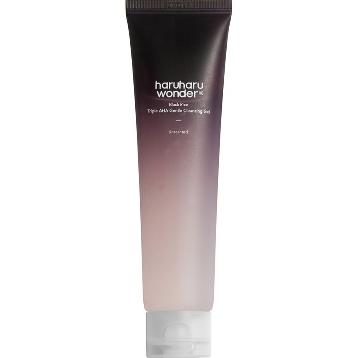 Haruharu Wonder Black Rice Triple AHA Gentle Cleansing Gel puhdistusgeeli tummassa liukuvärjätyssä tuubissa.