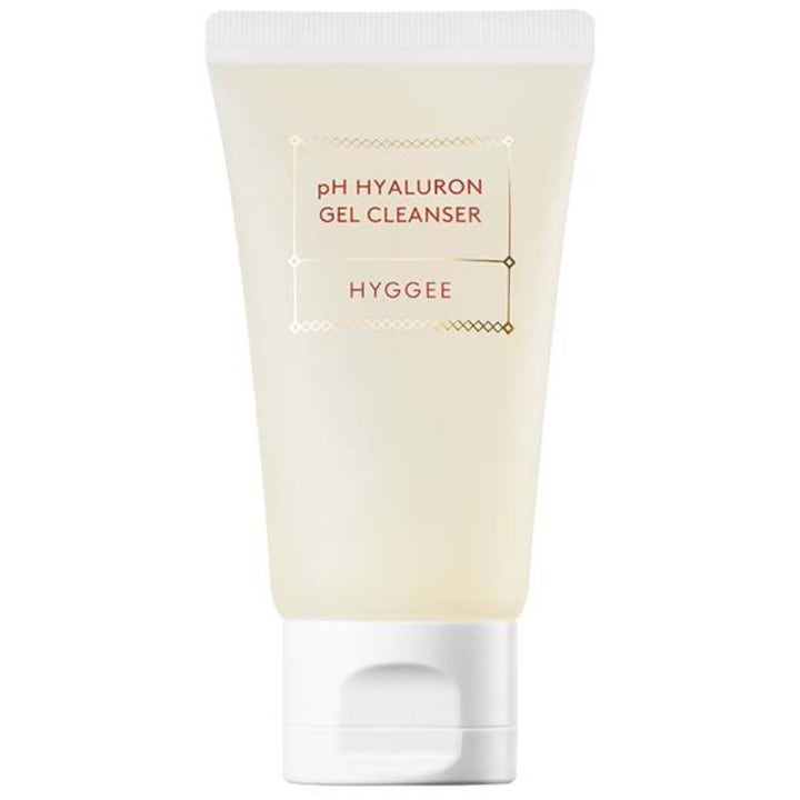 Hyggee pH Hyaluron Gel Cleanser kosteuttava puhdistusgeeli valkoisessa puoliläpinäkyvässä tuubissa.