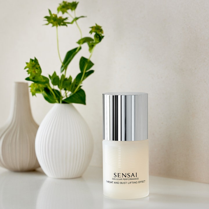 Sensai Cellular Performance Throat And Bust Lifting Effect 100 ml kiinteyttävä voide tyylikkäässä hopeakorkkisessa pullossa.
