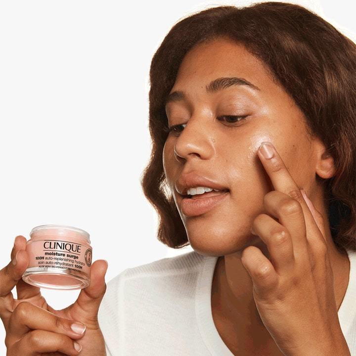 Clinique Moisture Surge 100H 75 ml kosteuttava kasvovoide nainen levittää pinkkiä geelivoidetta hehkuville kasvoilleen