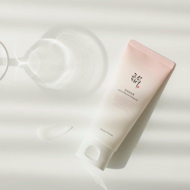 Beauty of Joseon Apricot Blossom Peeling Gel 100 ml kirkastava kuorintageeli vaaleassa tuubissa geelinäytteen kera.