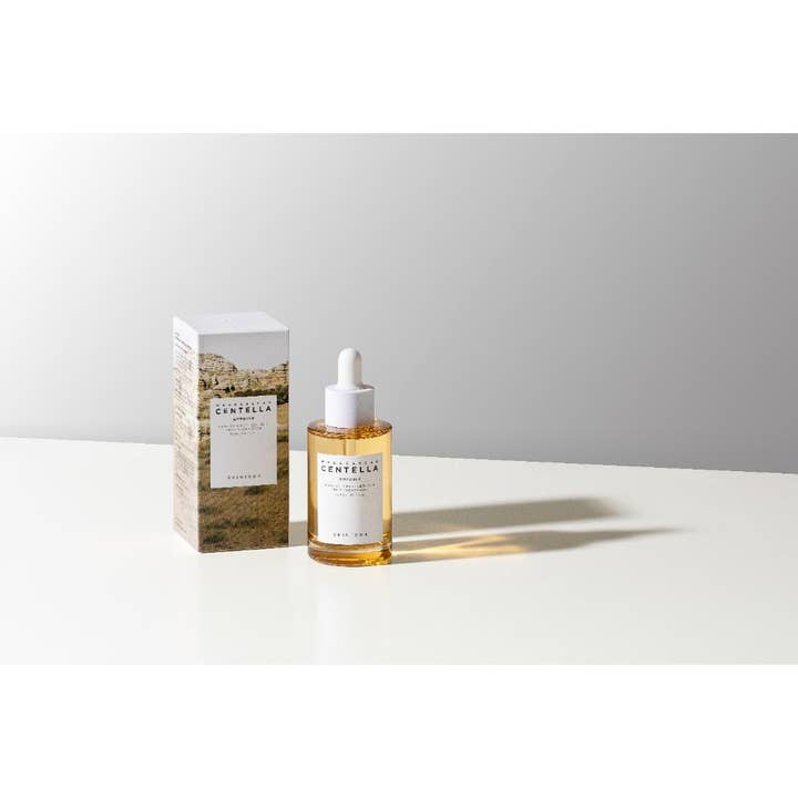 SKIN1004 Madagascar Centella Ampoule 55 ml rauhoittava seerumi kirkkaassa lasipullossa ja ulkopakkaus
