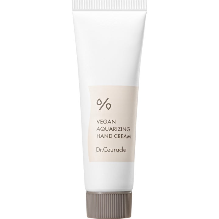 Dr. Ceuracle Vegan Aquarizing Hand Cream syväkosteuttava käsivoide valkoisessa tuubissa jossa on harmaa uritettu korkki.