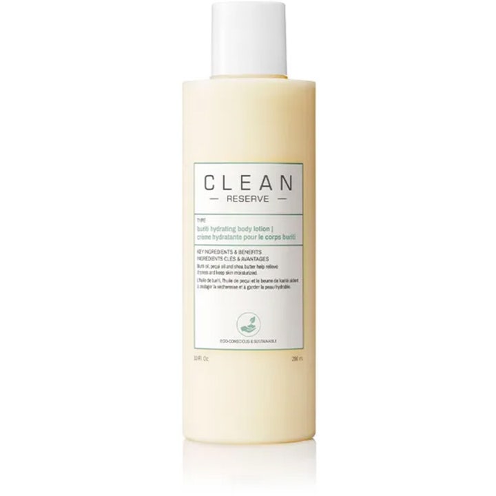 Clean Reserve Buriti Hydrating Body Lotion 296 ml kosteuttava vartalovoide läpikuultavassa pullossa valkoisella korkilla.