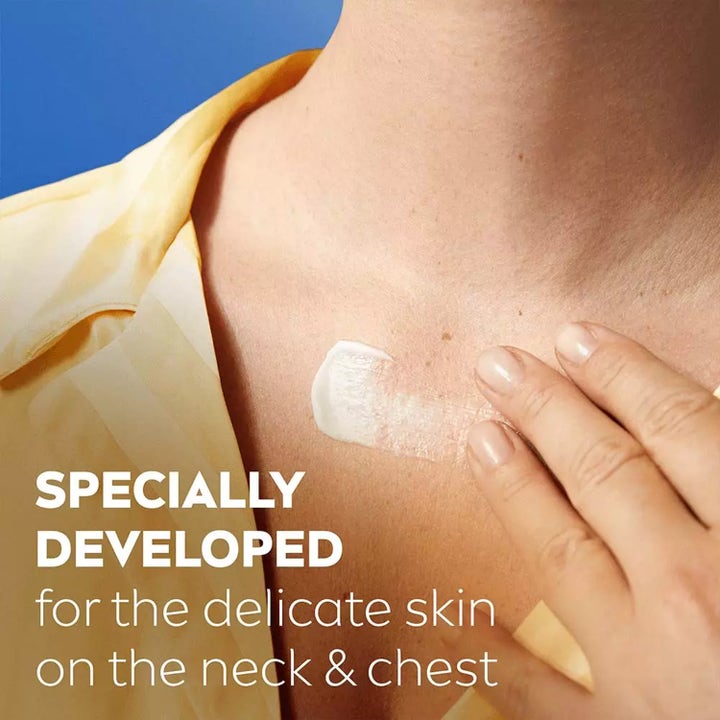 NIVEA Q10 Firming+ Anti-wrinkle Neck & Chest Cream 200 ml kiinteyttävä vartalovoide levitettynä dekolteen iholle.