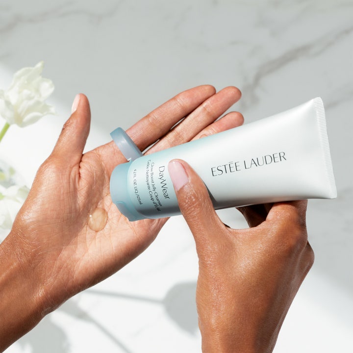 Estée Lauder Daywear Glow Boost Jelly Cleanser 125 ml kirkastava puhdistusgeeli kämmenelle annosteltuna tuubista.