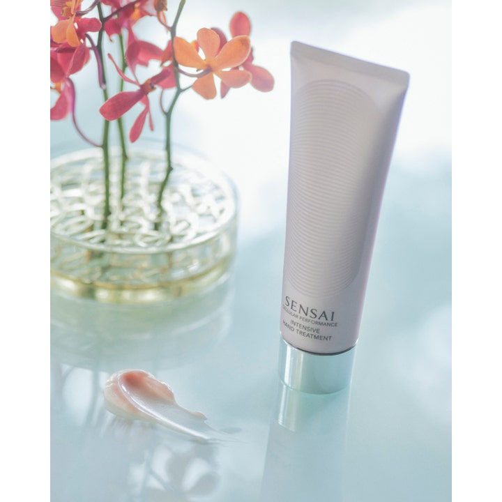 Sensai Cellular Performance Intensive Hand Treatment 100 ml kosteuttava käsivoide tuubissa vaaleanpunaisen voiteen kera