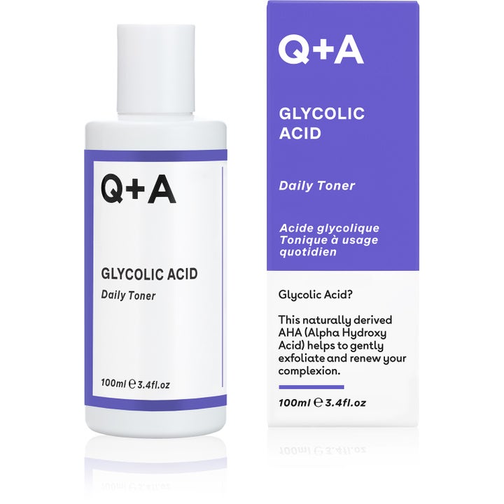 Q+A Glycolic Acid Daily Toner 100 ml kuoriva AHA-kasvovesi valkoisessa pullossa ja purppuranvärisessä pakkauksessa.