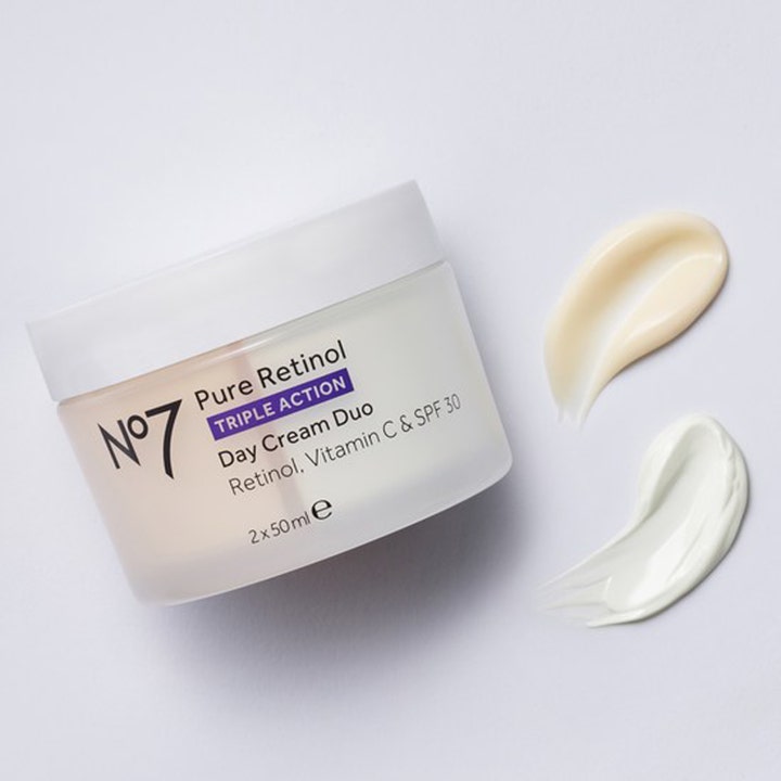 No7 Pure Retinol Triple Action Day Cream Duo 2 x 50 ml SPF 30 päivävoide valkoisessa purkissa ja kaksi voidenäytettä