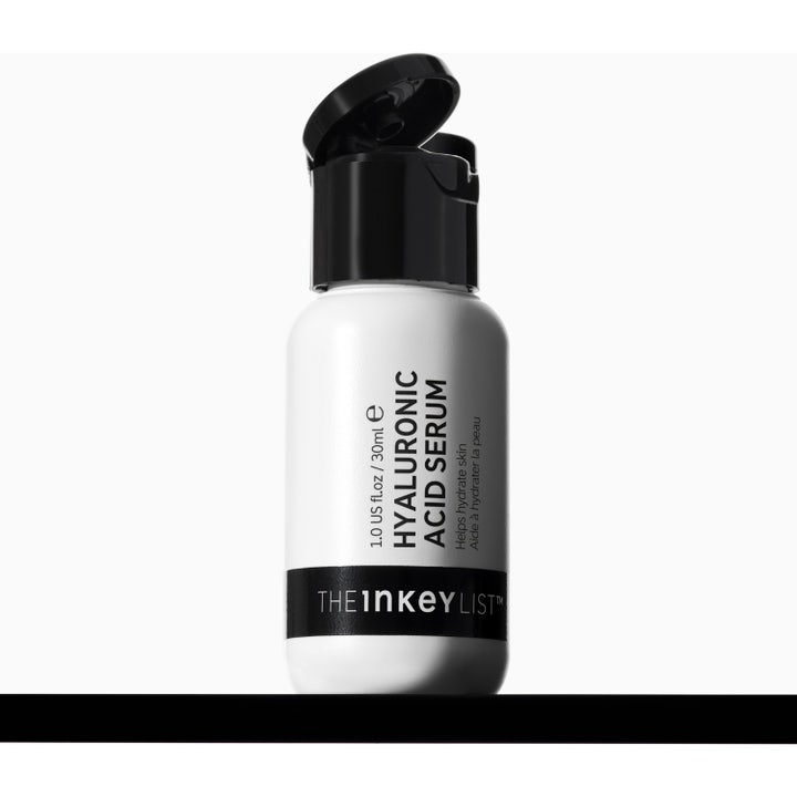 The INKEY List Hyaluronic Acid Serum 30 ml kosteuttava seerumi kirkkaina vesimäisinä pisaroina.