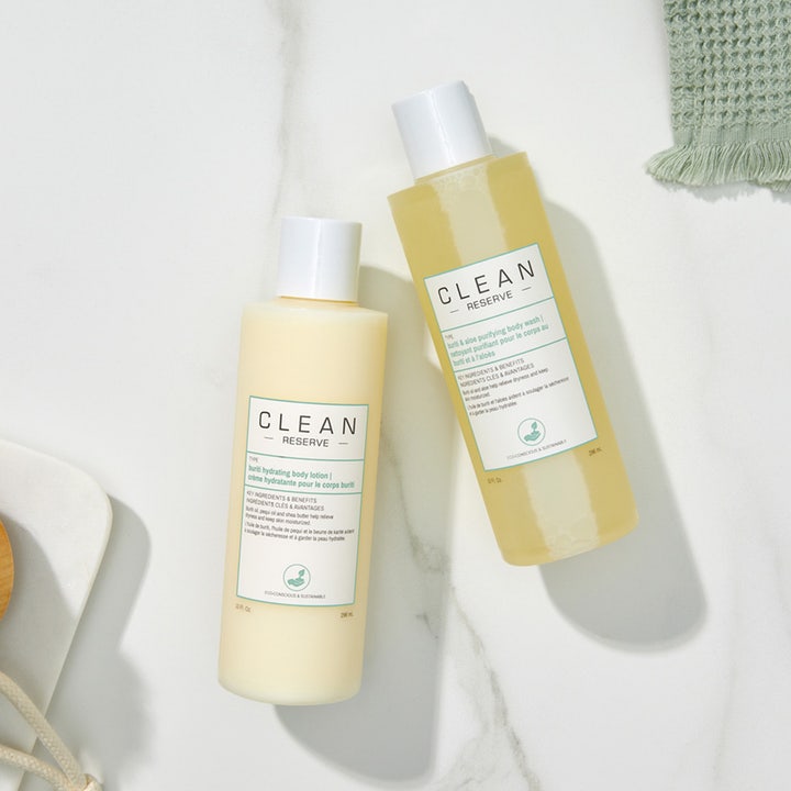 Clean Reserve Buriti & Aloe Shower Gel 296 ml puhdistava suihkugeeli ja vartalovoide vaalealla marmorilla