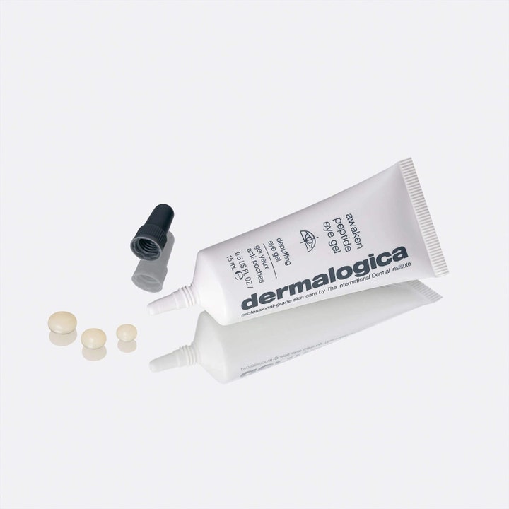 Dermalogica Awaken Peptide Eye Gel 15 ml turvotusta laskeva silmänympärysgeeli valkoisessa tuubissa ja kolme geelipisaraa.