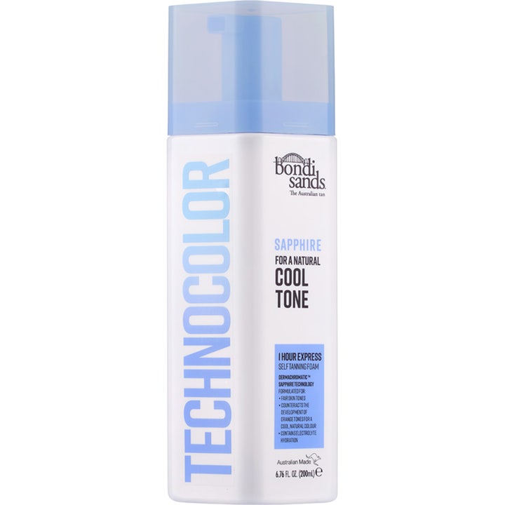 Bondi Sands Technocolor Sapphire 200 ml itseruskettava vaahto antaa viileän sävyn valkoisessa pullossa sinisin tekstein.