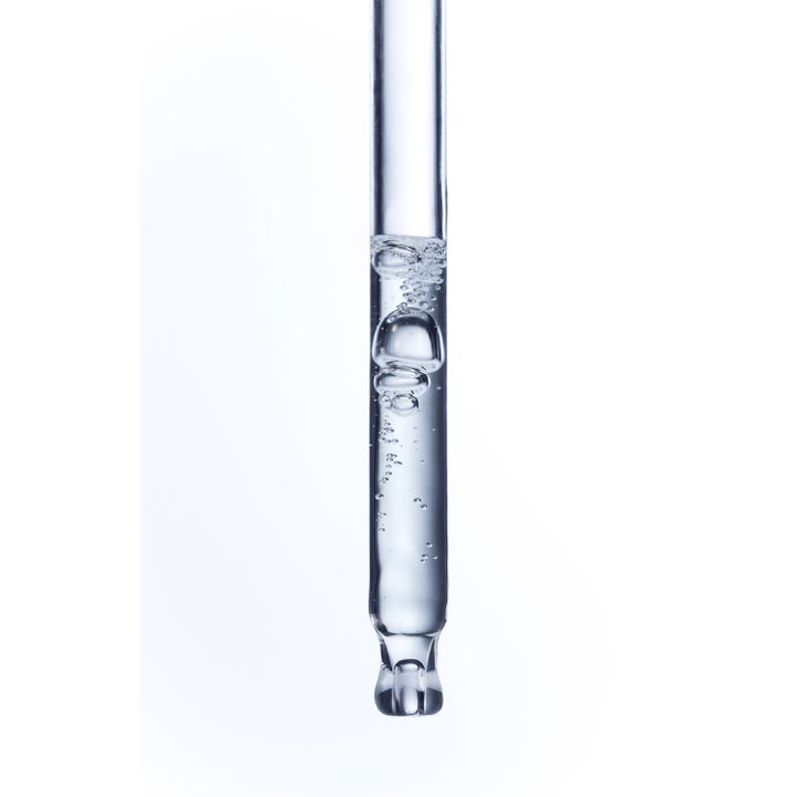 Klairs EGF Blue AC Calming Serum 50 ml rauhoittava seerumi kirkkaassa lasipipetissä, jossa on ilmakuplia.
