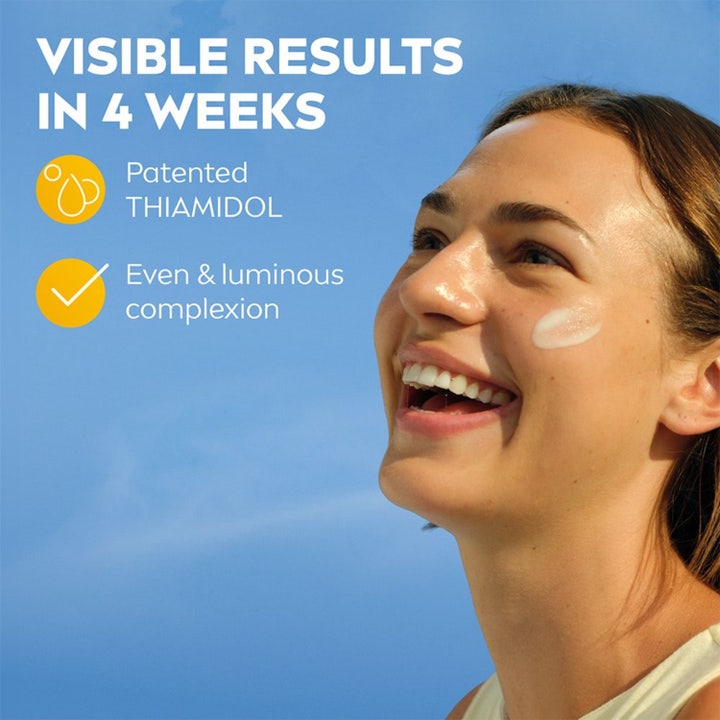 NIVEA UV Face Luminous630 SPF 50+ 40 ml aurinkovoide kasvoille vähentää pigmenttiläiskiä 83 % vahvistamana hymyilevä nainen