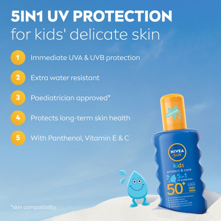 NIVEA Sun Protect & Care Kids Spray SPF50+ 200 ml aurinkosuoja lapsille sinisessä pullossa hiekalla.