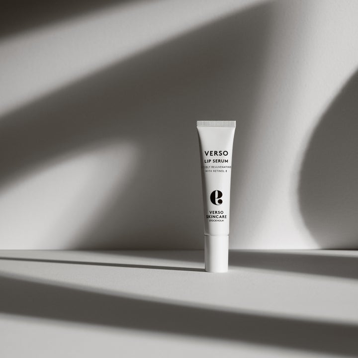 Verso N°9 Lip Serum With Retinol 8 15 ml nuorentava huuliseerumi valkoisessa tuubissa tyylikkäissä varjoissa.