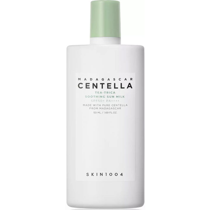 Skin1004 Madagascar Centella Tea-Trica Soothing Sun Milk 50 ml rauhoittava aurinkovoide valkoisessa pullossa vihreällä korkilla