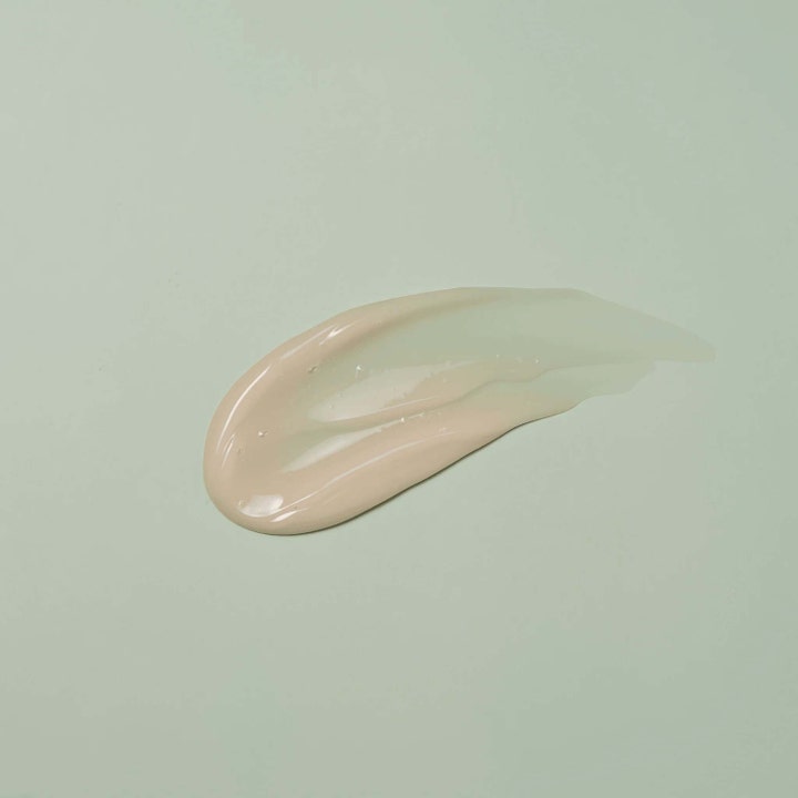 Round Lab Mugwort Calming Cream 80 ml rauhoittava kasvovoide, jonka kevyt geelimäinen koostumus näkyy sivelynä.