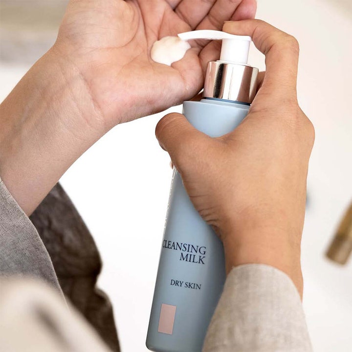 Beauté Pacifique Cleansing Milk Dry Skin 200 ml kosteuttava puhdistusmaito annosteltuna kämmenelle pullosta