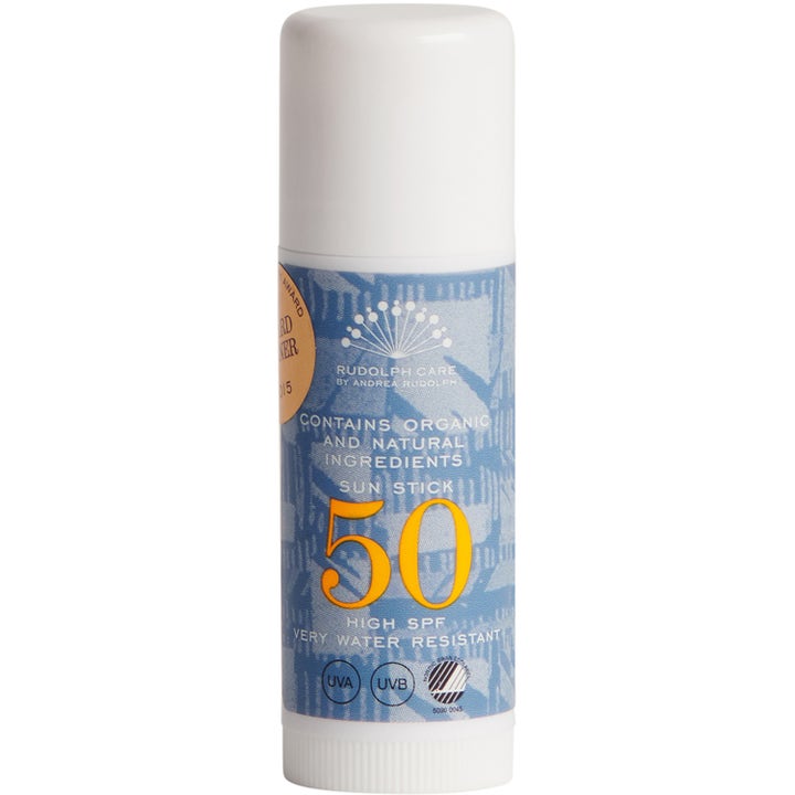 Rudolph Care Sun Stick SPF 50 vedenkestävä aurinkosuojapuikko valkoisessa hylsyssä, jossa on sininen etiketti ja keltainen 50.